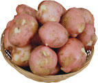 Розовый картофель в корзинке