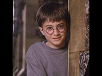 Гарри Поттер улыбается