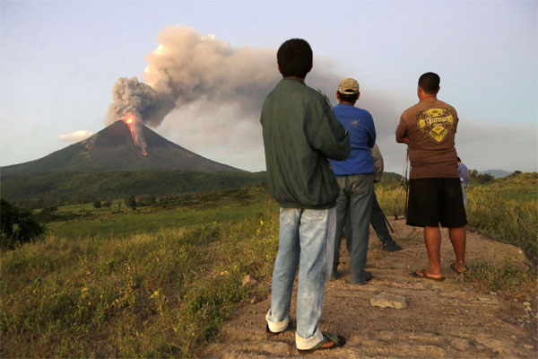 Извержение вулкана Момотомбо в 2015 году