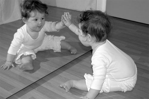 Ребенок начниает узнавать себя в зеркале в 1,5-2 года