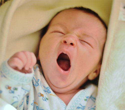 Зевающий малыш