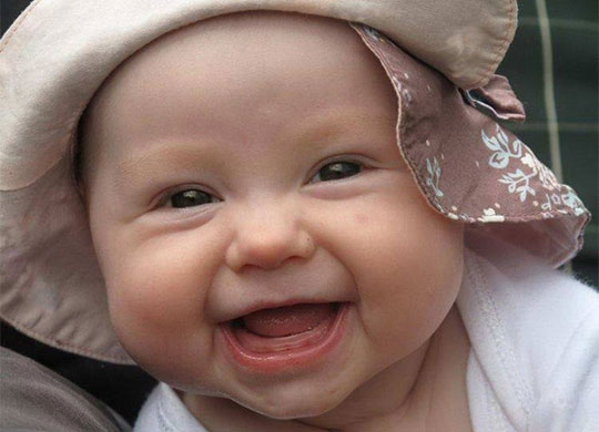 Беззубая улыбка малыша